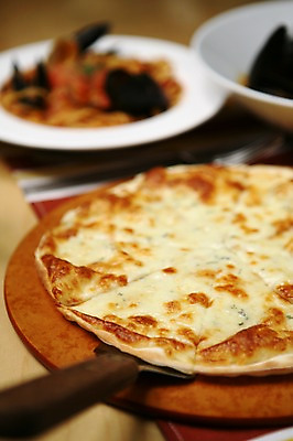 포토 JPG 그릇 접시 음식 조각 피자 파스타 서양음식 스파게티 근접촬영 사람없음 아웃포커스 굽기 피자칼 화덕피자 국내포토 식기 뷰포인트 주방용품 패스트푸드 촬영기법 구이 파일형식