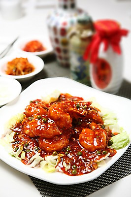 포토 JPG 그릇 접시 반찬 술병 새우 사람없음 아웃포커스 중식 양상추 새우요리 깐쇼새우 국내포토 식기 음식 채소 병_용기 주류 촬영기법 갑각류 파일형식