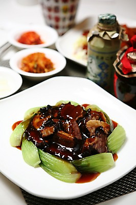 포토 JPG 그릇 접시 음식 채소 반찬 술병 육류 사람없음 아웃포커스 중식 병 청경채 동파육 국내포토 식기 식재료 병_용기 주류 촬영기법 파일형식