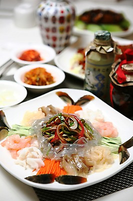 포토 JPG 그릇 접시 채소 반찬 술병 오이 새우 사람없음 아웃포커스 중식 당근 오징어 해삼 양장피 국내포토 식기 음식 병_용기 연체동물 뿌리채소 주류 촬영기법 갑각류 수중동물 해산물 파일형식