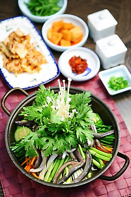 포토 JPG 그릇 접시 한식 음식 채소 고추 호박 반찬 김치 어류 사람없음 아웃포커스 버섯 당근 냄비 깍두기 팽이버섯 전골 부추 쑥갓 미나리 미꾸라지 추어탕 국내포토 식기 뿌리채소 촬영기법 수중동물 솥 탕 파일형식