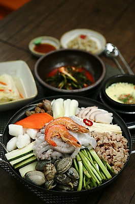 포토 JPG 그릇 접시 채소 반찬 조개 새우 사람없음 아웃포커스 해물요리 냄비 해산물 뚝배기 팽이버섯 낙지 해물탕 낙지전골 국내포토 식기 음식 어패류 연체동물 촬영기법 갑각류 수중동물 버섯 솥 전골 파일형식