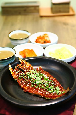 포토 JPG 그릇 접시 한식 음식 채소 반찬 김치 어류 사람없음 아웃포커스 양념 생선요리 생선구이 파 계란말이 황태 황태구이 국내포토 식기 촬영기법 수중동물 계란요리 구이 파일형식