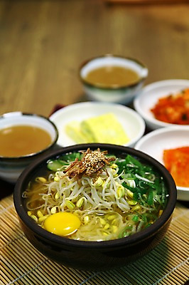 포토 JPG 그릇 접시 한식 음식 채소 반찬 김치 육류 사람없음 아웃포커스 계란 뚝배기 국 깨 대나무발 콩나물 파 계란말이 콩나물국 콩나물해장국 해장국 국내포토 식기 식재료 촬영기법 알 조미료 계란요리 나물 국물 파일형식