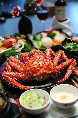 포토 JPG 그릇 접시 꽃 채소 와인잔 사람없음 아웃포커스 와인 초밥 샐러드 해물요리 생선회 해산물 와인병 죽 킹크랩 국내포토 식물 식기 음식 술잔 병_용기 주류 촬영기법 회 게 일본음식 파일형식