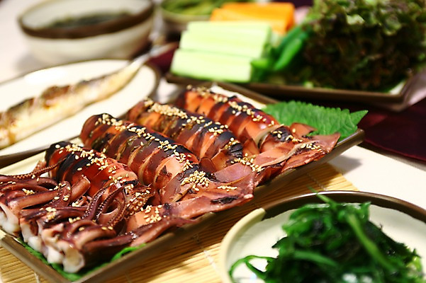 포토 JPG 그릇 접시 채소 고추 오이 근접촬영 사람없음 아웃포커스 당근 해물요리 상추 해산물 오징어 쌈 깻잎 깨 대나무발 생선구이 삶기 오징어요리 국내포토 식기 음식 뷰포인트 식재료 연체동물 뿌리채소 촬영기법 수중동물 조미료 구이 생선요리 파일형식