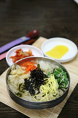 포토 JPG 그릇 접시 한식 음식 채소 젓가락 반찬 김치 수저 사람없음 아웃포커스 숟가락 당근 대접 면류 면 고명 김 국수 단무지 대나무발 파 지단 유부 잔치국수 국내포토 식기 뿌리채소 촬영기법 해조류 파일형식