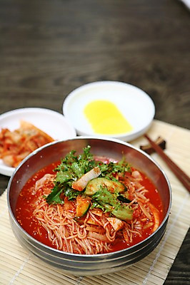 포토 JPG 그릇 접시 한식 음식 채소 젓가락 반찬 김치 오이 사람없음 아웃포커스 대접 면류 면 국수 매움 단무지 대나무발 비빔국수 국내포토 식기 촬영기법 수저 맛 파일형식