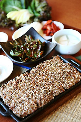 포토 JPG 한국문화 한국전통 전통 그릇 접시 한식 음식 채소 반찬 김치 육류 사람없음 아웃포커스 전통음식 상추 쌈 철판 깨 물김치 떡갈비 국내포토 동양문화 식기 식재료 한국 촬영기법 조미료 파일형식