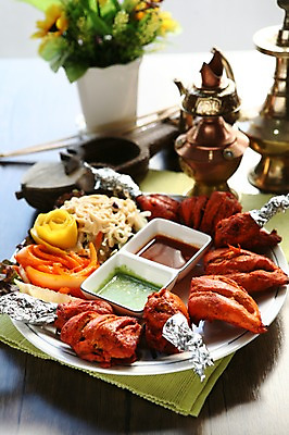 포토 JPG 그릇 접시 꽃 음식 채소 육류 사람없음 아웃포커스 장식 꽃병 치킨 닭고기 닭 양념 은박지 닭다리 인도음식 동남아음식 국내포토 식물 식기 식재료 조류 촬영기법 닭고기요리 동양음식 파일형식