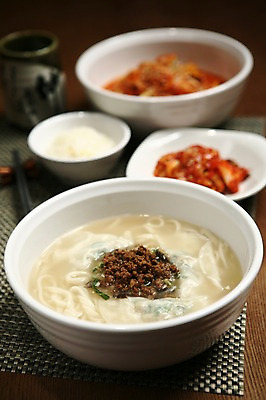 포토 JPG 그릇 접시 한식 음식 젓가락 반찬 김치 잔 사람없음 아웃포커스 컵 대접 면류 면 양념 만두 칼국수 만두국 칼만두 칼만두국 국내포토 식기 촬영기법 수저 국수 파일형식