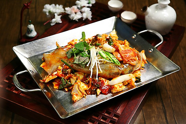 포토 JPG 꽃 한식 음식 채소 술잔 고추 술병 잔 떡 육류 사람없음 컵 버섯 해물요리 병 냄비 해산물 오징어 매움 양배추 볶음 철판 깻잎 전통문 팽이버섯 오징어볶음 철판요리 해물철판볶음 국내포토 식물 식기 식재료 병_용기 연체동물 주류 문 수중동물 맛 솥 파일형식