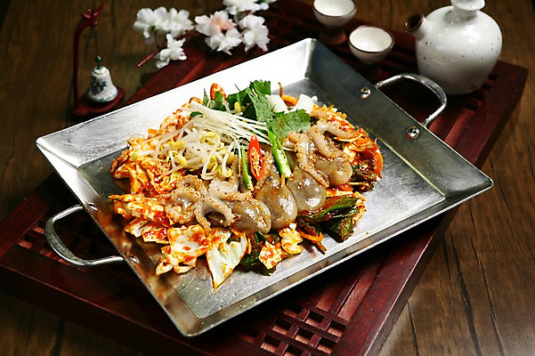 포토 JPG 꽃 한식 음식 술잔 고추 술병 잔 떡 사람없음 컵 버섯 해물요리 병 냄비 해산물 매움 양배추 볶음 철판 깻잎 전통문 팽이버섯 콩나물 낙지 낙지볶음 철판요리 해물철판볶음 국내포토 식물 식기 채소 병_용기 연체동물 주류 문 수중동물 맛 솥 나물 파일형식