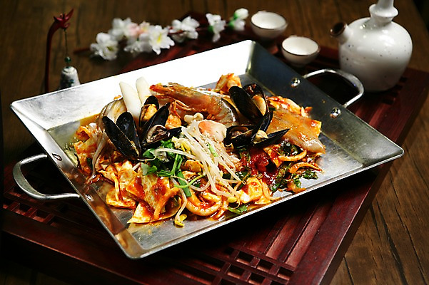 포토 JPG 꽃 한식 음식 채소 술잔 술병 조개 잔 새우 떡 사람없음 아웃포커스 컵 해물요리 병 냄비 해산물 오징어 매움 볶음 철판 홍합 전통문 콩나물 철판요리 해물철판볶음 국내포토 식물 식기 병_용기 어패류 연체동물 주류 촬영기법 갑각류 문 수중동물 맛 솥 나물 파일형식