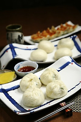 포토 JPG 그릇 접시 한식 음식 젓가락 잔 사람없음 아웃포커스 컵 분식 만두 단무지 간장 군만두 왕만두 호빵 국내포토 식기 빵 촬영기법 수저 양념 파일형식