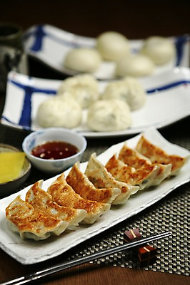 포토 JPG 그릇 접시 한식 음식 젓가락 사람없음 아웃포커스 분식 만두 단무지 간장 군만두 왕만두 호빵 국내포토 식기 빵 촬영기법 수저 양념 파일형식