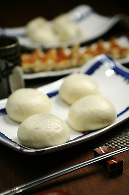 포토 JPG 그릇 접시 한식 음식 빵 젓가락 잔 근접촬영 사람없음 아웃포커스 컵 분식 만두 군만두 호빵 국내포토 식기 뷰포인트 촬영기법 수저 파일형식