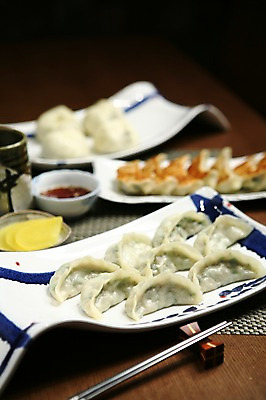 포토 JPG 그릇 접시 한식 음식 젓가락 잔 사람없음 아웃포커스 컵 분식 만두 단무지 간장 찐만두 군만두 왕만두 국내포토 식기 촬영기법 수저 양념 파일형식