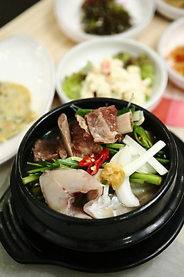 포토 JPG 그릇 접시 한식 채소 고추 반찬 양파 마늘 사람없음 아웃포커스 해물요리 해산물 뚝배기 생선요리 갈비 부침개 갈비탕 미나리 대구탕 국내포토 식기 음식 촬영기법 육류 어류 탕 파일형식