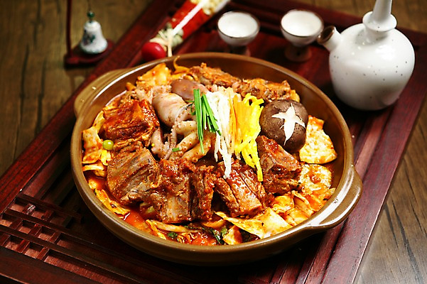 포토 JPG 한식 채소 술잔 술병 육류 사람없음 당근 소고기 냄비 해산물 매움 갈비 전통문 부추 낙지 지단 갈비찜 매운갈비찜 나무배경 국내포토 음식 백그라운드 식재료 병_용기 잔 연체동물 뿌리채소 주류 문 수중동물 고명 맛 솥 찜 파일형식