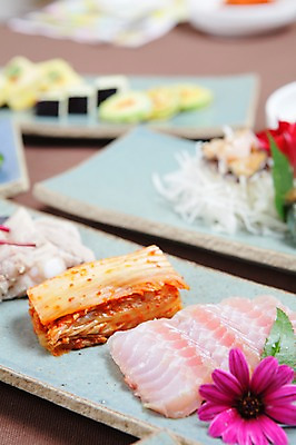 포토 JPG 그릇 접시 꽃 한식 김치 돼지고기 어류 근접촬영 사람없음 아웃포커스 장식 부침개 삼합 호박전 홍어 홍어회 홍탁삼합 국내포토 식물 식기 음식 뷰포인트 촬영기법 육류 수중동물 회 전 파일형식