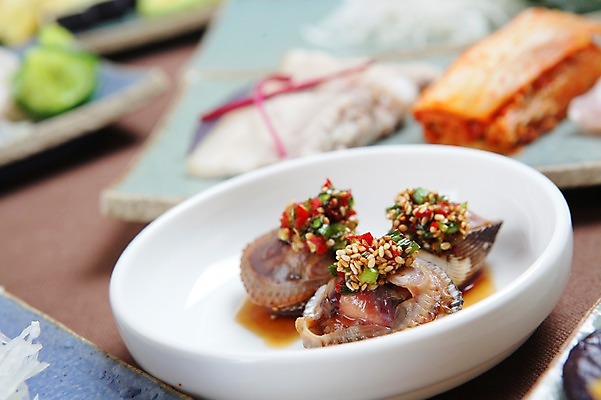 포토 JPG 그릇 접시 한식 김치 육류 근접촬영 사람없음 아웃포커스 양념 해산물 꼬막 수육 제철 꼬막무침 제철음식 국내포토 식기 음식 뷰포인트 식재료 어패류 촬영기법 파일형식