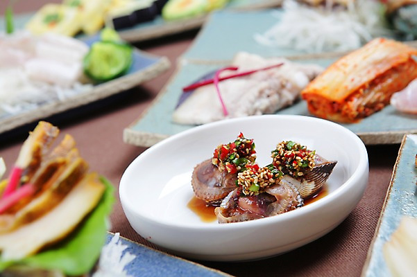 포토 JPG 그릇 접시 한식 김치 근접촬영 사람없음 아웃포커스 양념 소프트포커스 해산물 꼬막 수육 제철 꼬막무침 제철음식 국내포토 식기 음식 뷰포인트 어패류 촬영기법 파일형식