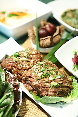 포토 JPG 그릇 접시 채소 식재료 나뭇잎 생고기 육류 사람없음 아웃포커스 양념 밤 상추 갈비 파 칼집 양념갈비 국내포토 식기 잎 촬영기법 견과류 파일형식