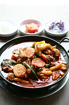 포토 JPG 그릇 접시 한식 채소 반찬 김치 감자 사람없음 아웃포커스 닭고기 당근 냄비 매움 파 닭볶음 닭볶음탕 국내포토 식기 음식 뿌리채소 촬영기법 육류 맛 솥 볶음 닭고기요리 파일형식