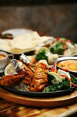 포토 JPG 그릇 접시 채소 파슬리 육류 근접촬영 사람없음 아웃포커스 치킨 닭고기 샐러드 닭 레몬 은박지 철판 닭다리 인도음식 카레 동남아음식 토르티야 국내포토 식기 음식 뷰포인트 과일 식재료 조류 촬영기법 닭고기요리 동양음식 파일형식