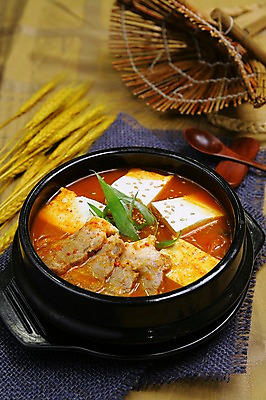 포토 JPG 식물 그릇 한식 음식 채소 김치 근접촬영 사람없음 아웃포커스 숟가락 찌개 뚝배기 이삭 두부 파 지게 냄비받침 김치찌개 국내포토 식기 뷰포인트 촬영기법 수저 받침대 파일형식