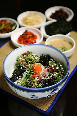 포토 JPG 그릇 접시 한식 음식 채소 반찬 김치 어류 사람없음 아웃포커스 회 대접 상추 덮밥 국 나물 비빔밥 무순 날치알 회덮밥 국내포토 식기 촬영기법 알 수중동물 새싹채소 파일형식