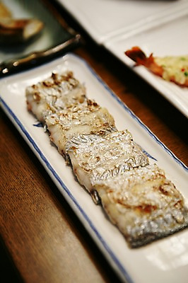 포토 JPG 그릇 접시 한식 근접촬영 사람없음 아웃포커스 생선요리 생선구이 갈치 갈치구이 국내포토 식기 음식 뷰포인트 촬영기법 어류 구이 파일형식