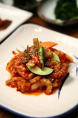 포토 JPG 그릇 접시 한식 음식 채소 고추 호박 근접촬영 사람없음 아웃포커스 당근 해물요리 해산물 매움 볶음 깨 낙지 낙지볶음 국내포토 식기 뷰포인트 식재료 연체동물 뿌리채소 촬영기법 수중동물 조미료 맛 파일형식