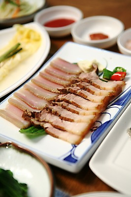 포토 JPG 그릇 접시 한식 채소 고추 반찬 돼지고기 사람없음 아웃포커스 나무탁자 배추잎 삼합 수육 초고추장 홍어 홍탁삼합 국내포토 식기 음식 탁자 촬영기법 육류 어류 양념 배추 파일형식