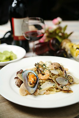 포토 JPG 그릇 접시 음식 와인잔 조개 잔 새우 파스타 서양음식 스파게티 사람없음 아웃포커스 컵 와인 해물요리 면류 면 병 해산물 와인병 피클 홍합 해물스파게티 해물파스타 국내포토 식기 술잔 병_용기 어패류 주류 촬영기법 갑각류 절임 파일형식