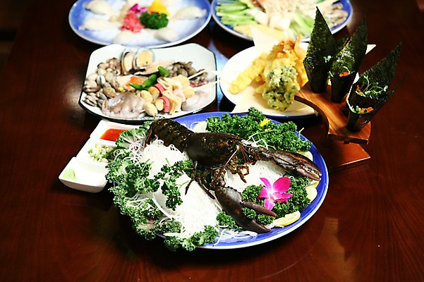 포토 JPG 그릇 접시 꽃 음식 채소 조개 파슬리 사람없음 아웃포커스 장식 초밥 해물요리 튀김 꼬치 어묵 바닷가재 고추냉이 머스터드 어묵꼬치 레몬 해산물 오징어 전복 마끼 초고추장 일본음식 국내포토 식물 식기 과일 어패류 연체동물 촬영기법 수중동물 양념 소스_음식 가재 파일형식