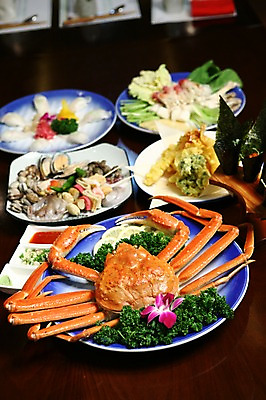 포토 JPG 그릇 접시 꽃 음식 채소 조개 파슬리 사람없음 아웃포커스 장식 초밥 해물요리 튀김 게 꼬치 어묵 고추냉이 머스터드 어묵꼬치 레몬 해산물 오징어 전복 킹크랩 대게 게요리 마끼 초고추장 일본음식 국내포토 식물 식기 과일 어패류 연체동물 촬영기법 갑각류 수중동물 양념 소스_음식 파일형식