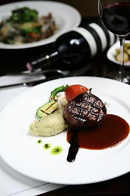 포토 JPG 그릇 접시 음식 포크 토마토 채소 와인잔 호박 잔 서양음식 육류 스테이크 사람없음 아웃포커스 장식 컵 와인 나이프 병 구이 와인병 피클 감자샐러드 국내포토 식기 술잔 식재료 병_용기 주류 촬영기법 샐러드 칼 절임 파일형식