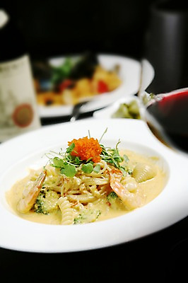 포토 JPG 그릇 접시 음식 채소 와인잔 잔 새우 파스타 서양음식 스파게티 근접촬영 사람없음 아웃포커스 장식 컵 와인 면류 면 병 브로콜리 날치알 크림스파게티 크림소스파스타 국내포토 식기 뷰포인트 술잔 주류 촬영기법 갑각류 알 파일형식