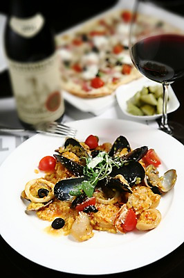 포토 JPG 그릇 접시 음식 포크 채소 와인잔 방울토마토 조개 잔 피자 파스타 서양음식 근접촬영 사람없음 아웃포커스 장식 컵 와인 해물요리 병 해산물 오징어 올리브 피클 홍합 리조또 해물파스타 국내포토 식기 열매 뷰포인트 토마토 술잔 어패류 연체동물 주류 패스트푸드 촬영기법 수중동물 절임 파일형식