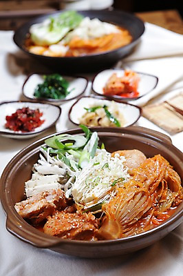 포토 JPG 그릇 접시 한식 음식 채소 반찬 김치 육류 사람없음 아웃포커스 버섯 냄비 어묵 찜 나물 팽이버섯 파 한정식 김치찜 국내포토 식기 식재료 촬영기법 솥 정식 파일형식