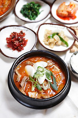 포토 JPG 그릇 접시 한식 음식 채소 젓가락 밥 반찬 김치 떡 육류 사람없음 아웃포커스 어묵 상차림 찌개 뚝배기 나물 정식 파 한정식 김치찌개 공기밥 국내포토 식기 식재료 촬영기법 수저 파일형식