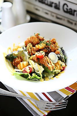 포토 JPG 그릇 접시 화분 음식 포크 채소 방울토마토 서양음식 육류 근접촬영 사람없음 아웃포커스 치킨 닭고기 샐러드 냅킨 양념통 메추리알 치킨샐러드 국내포토 식기 뷰포인트 토마토 식재료 촬영기법 통 알 양념 닭고기요리 파일형식