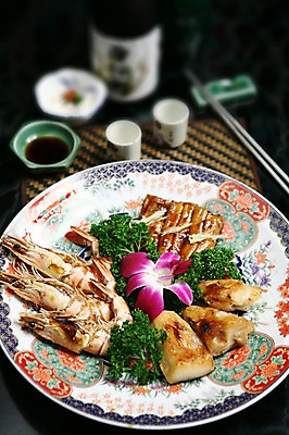 포토 JPG 그릇 접시 꽃 술잔 젓가락 술병 새우 파슬리 사람없음 아웃포커스 장식 해물요리 장어 해산물 안주 간장 새우요리 국내포토 식물 식기 음식 채소 병_용기 잔 주류 촬영기법 수저 갑각류 어류 양념 파일형식