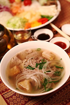 포토 JPG 그릇 접시 음식 채소 젓가락 주전자 양파 잔 육류 사람없음 아웃포커스 컵 대접 면류 면 차 국수 파 동남아음식 베트남쌈 쌀국수 월남쌈 국내포토 식기 음료 식재료 주방용품 촬영기법 수저 베트남음식 파일형식