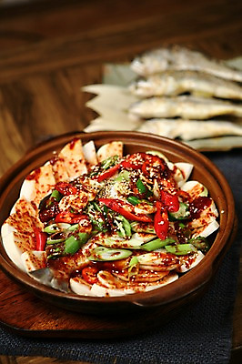 포토 JPG 그릇 한식 채소 고추 마늘 사람없음 아웃포커스 해물요리 양념 냄비 무 해산물 생선요리 깨 파 굴비 생선조림 조기_생선 국내포토 식기 음식 식재료 뿌리채소 촬영기법 어류 조미료 솥 조림 파일형식