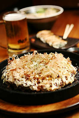 포토 JPG 그릇 접시 음식 젓가락 잔 맥주 근접촬영 사람없음 아웃포커스 컵 안주 철판 맥주잔 가츠오부시 오코노미야끼 일본음식 국내포토 식기 뷰포인트 술잔 식재료 주류 촬영기법 수저 파일형식