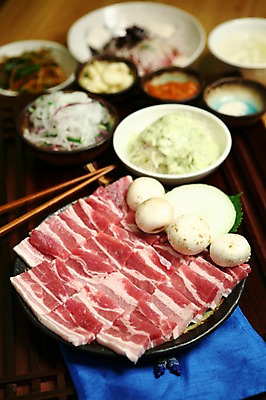포토 JPG 그릇 접시 채소 식재료 젓가락 반찬 양파 마늘 생고기 돼지고기 사람없음 아웃포커스 샐러드 삼겹살 양송이 쌈장 국내포토 식기 음식 촬영기법 수저 육류 버섯 양념 파일형식