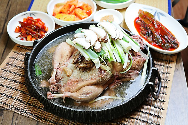 포토 JPG 그릇 접시 한식 채소 고추 반찬 여름음식 김치 마늘 사람없음 닭고기 버섯 냄비 깍두기 탕 대나무발 삼계탕 파 갓김치 백숙 찹쌀 제철음식 국내포토 식기 음식 육류 쌀 솥 보양식 제철 파일형식 여름_계절